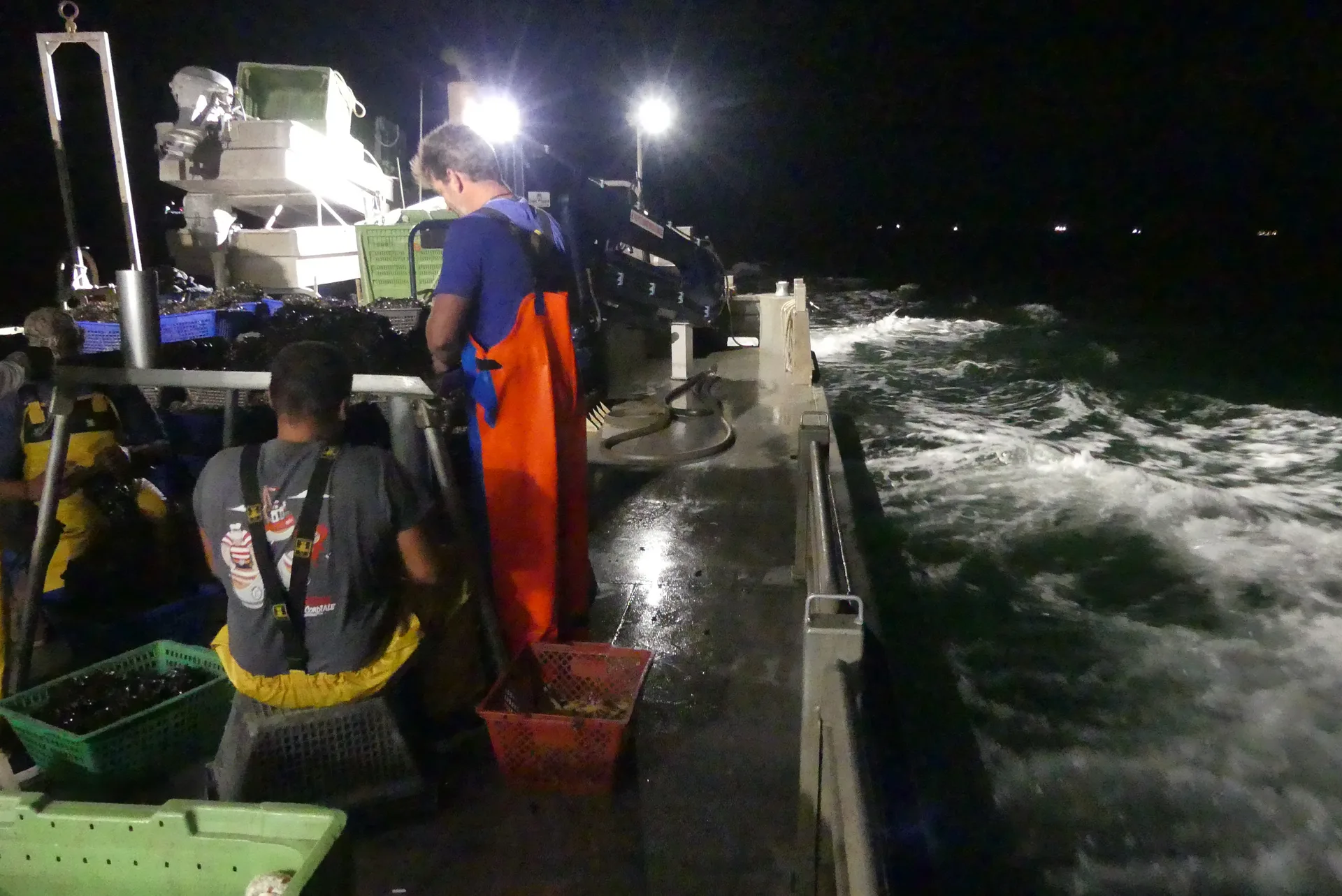 En mer · nuit et jour, le travail ne s'arrête pas